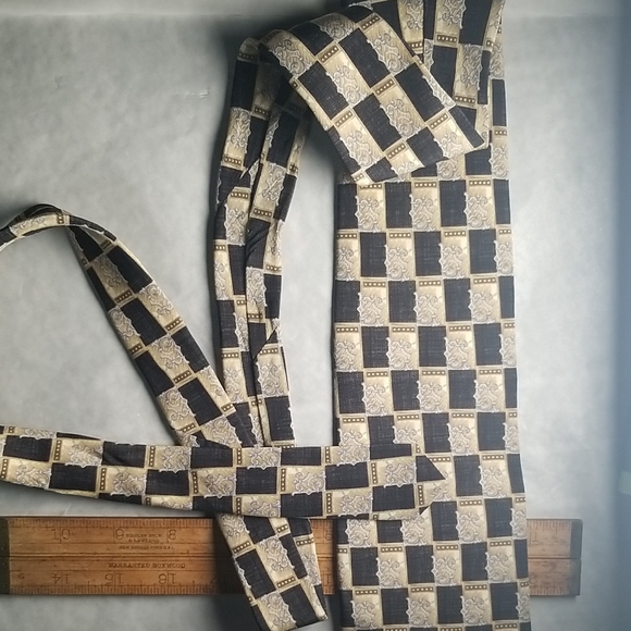 Elegant Black and Cream Men's Tie - Picture 5 of 6